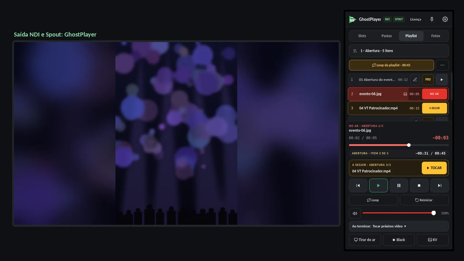Saída NDI do GhostPlayer com uma foto vertical sobre o próprio fundo desfocado e, ao lado, a janela do app com a playlist Abertura no ar, o item 2 de 5 e o próximo vídeo marcado como A SEGUIR